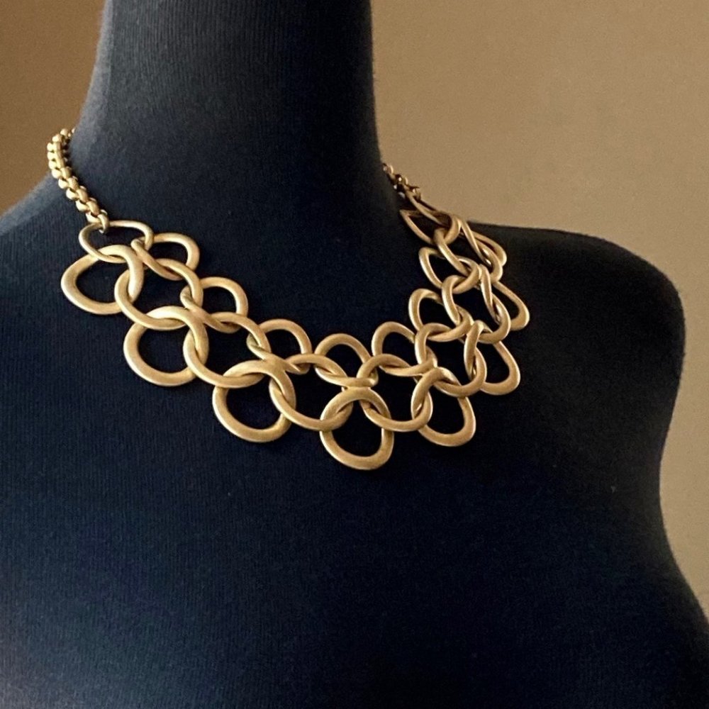 Stella & Dot. Matt Gold Choker Necklace. Interlocking Circles.